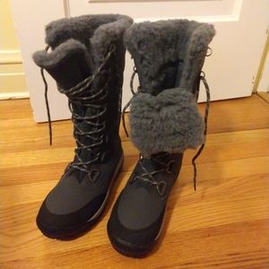 Bearpaw Isabella, Charcoal-Boot Size 8 style 1705W